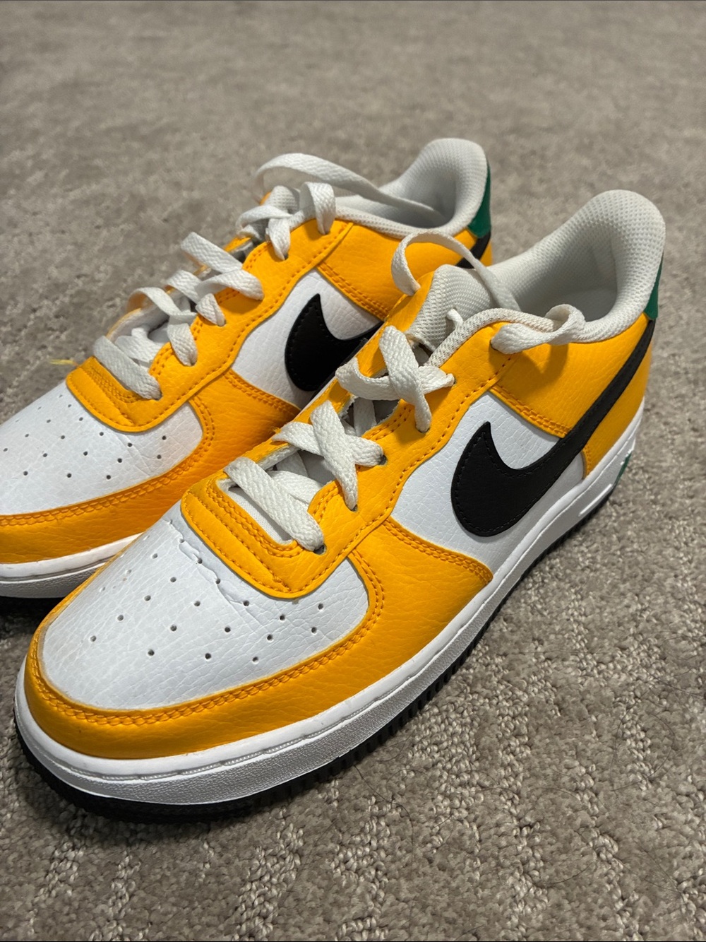 Nike Air Force’s 7.5 lightly worn
